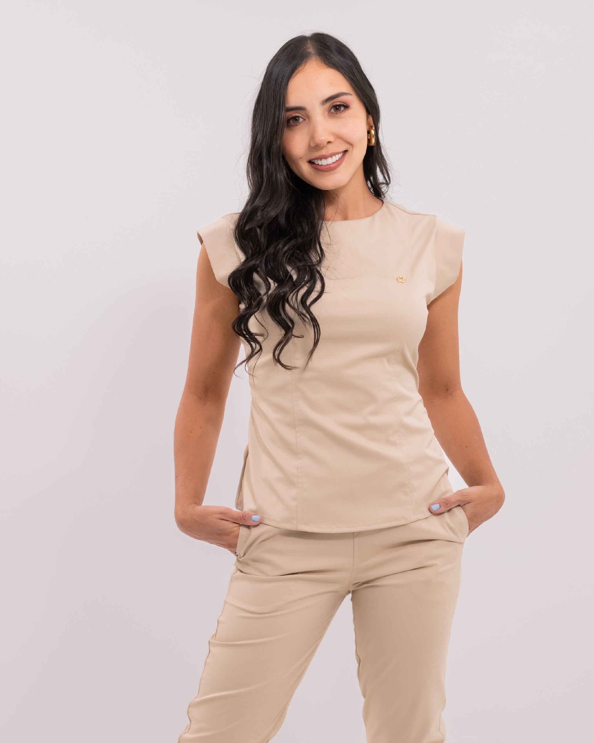 blusa medica uniforme antifluidos orbit beige de manga hombro