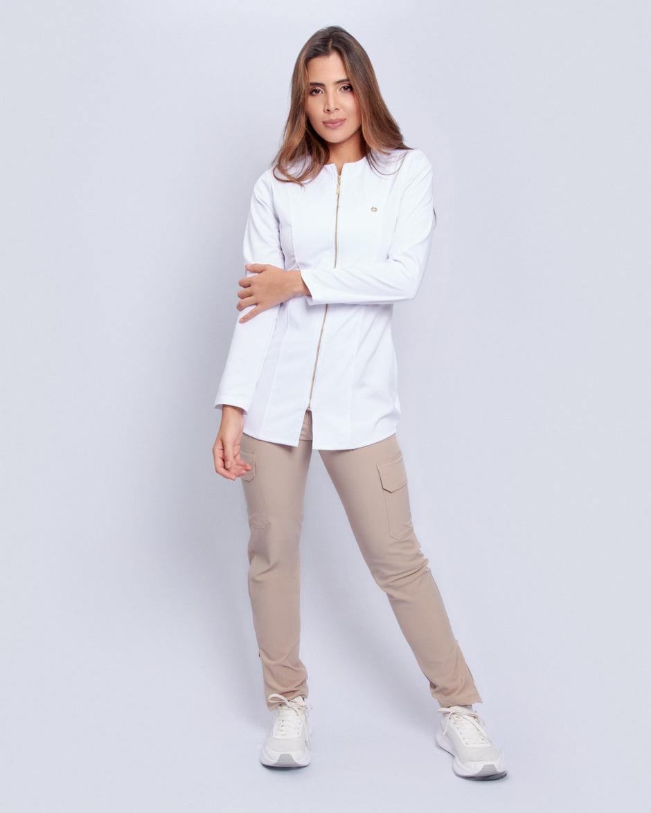 Bata Médica Uniforme antifluidos Solei blanco con bolsillos laterales